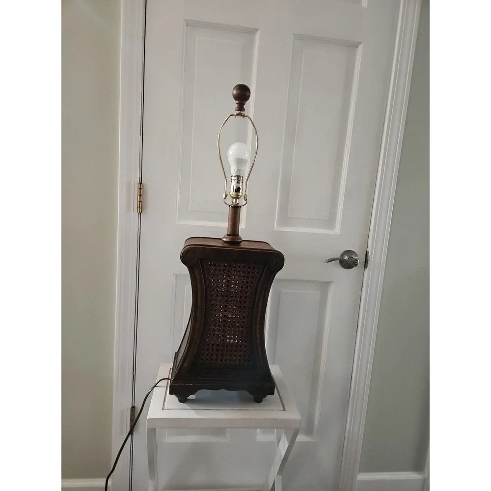 BEAUTIFUL Vintage-style Lamp With A Wooden Base And A Crane‎ Insert